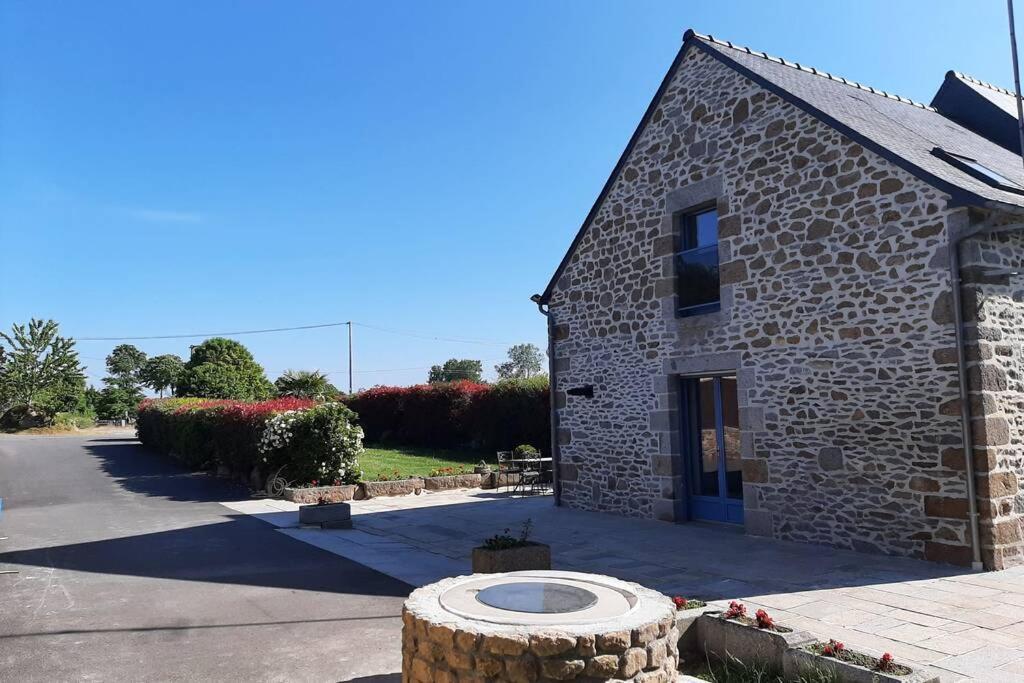 La Maison Bleue Saint-Sauveur-des-Landes Luaran gambar