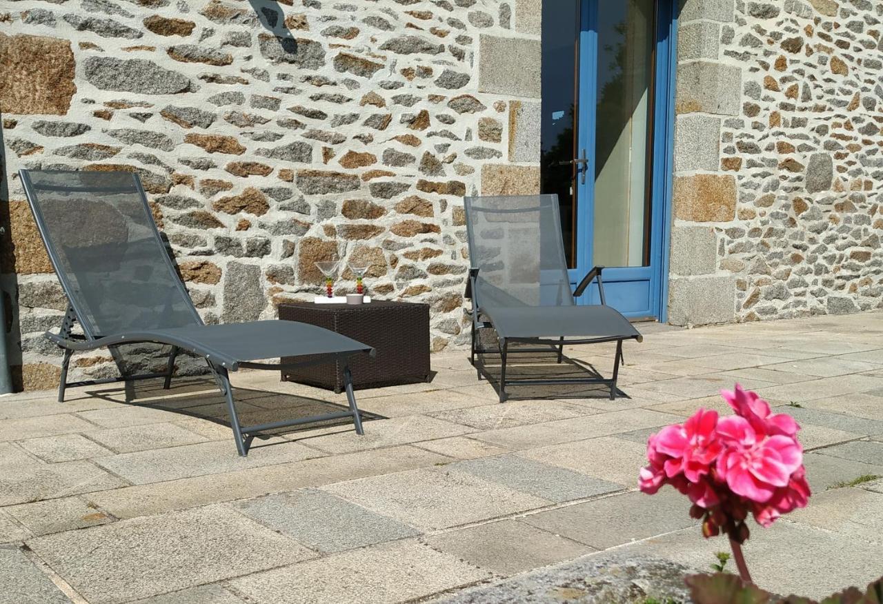 La Maison Bleue Saint-Sauveur-des-Landes Luaran gambar